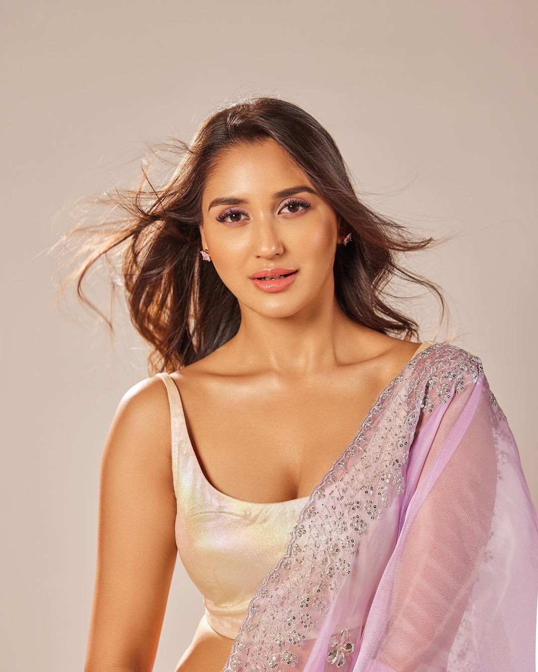 Bollywood Actress Nikita Dutta in Sleeveless Violet Saree